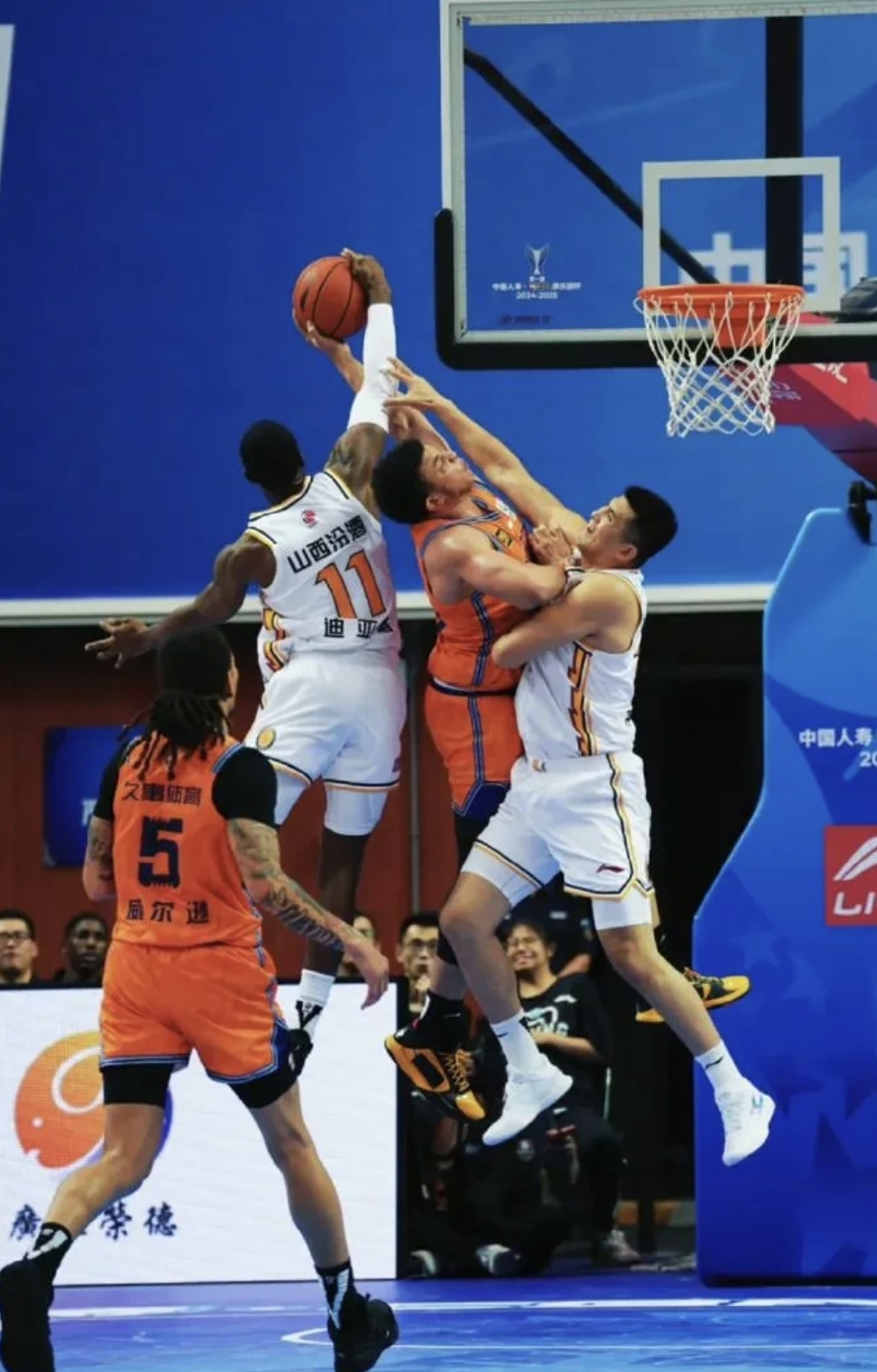 完美体育-上海男篮再度出击，积极备战下一场比赛