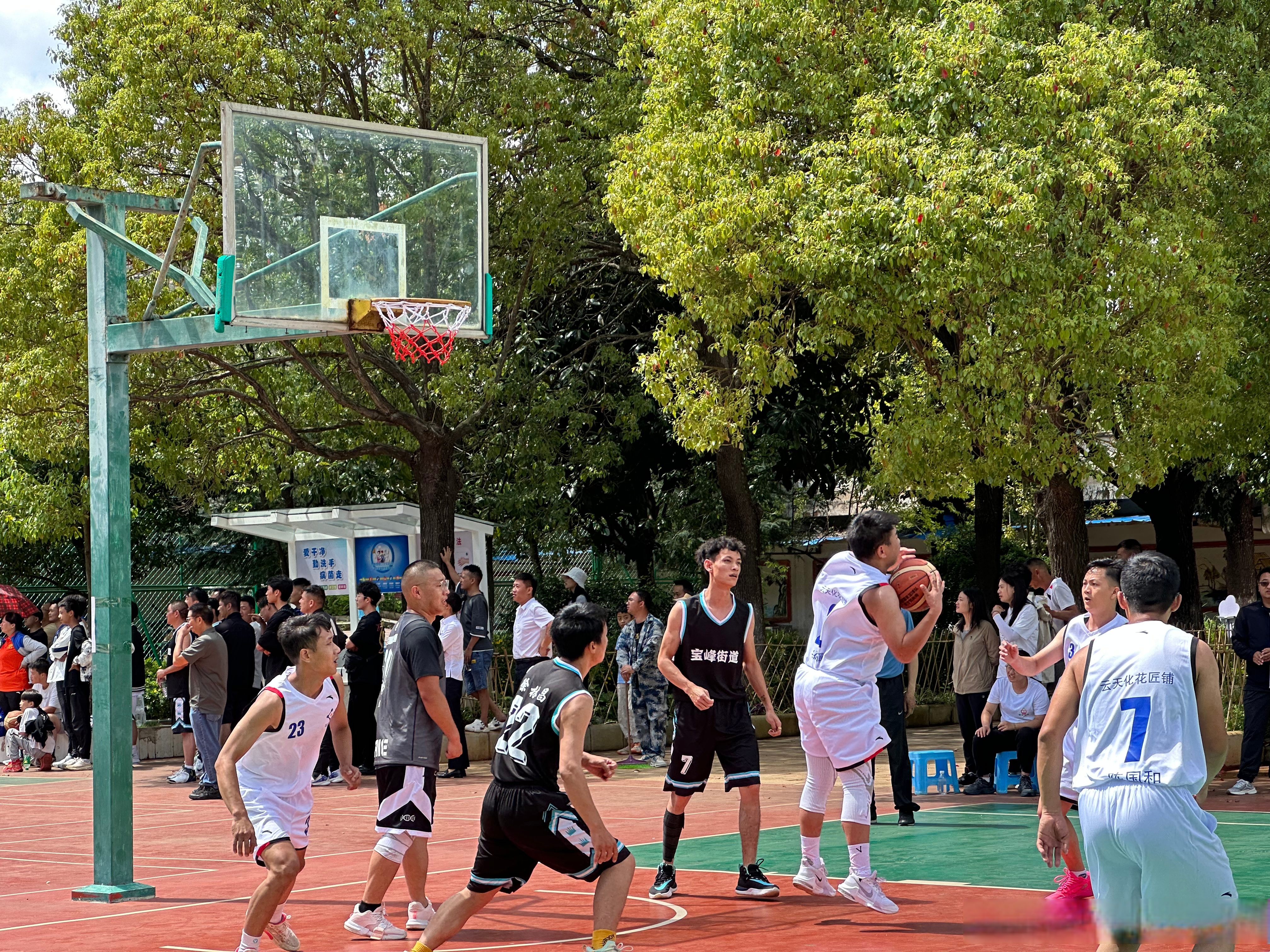 关于战火燃烧！场上双方球队角逐激烈，围绕胜利的信息